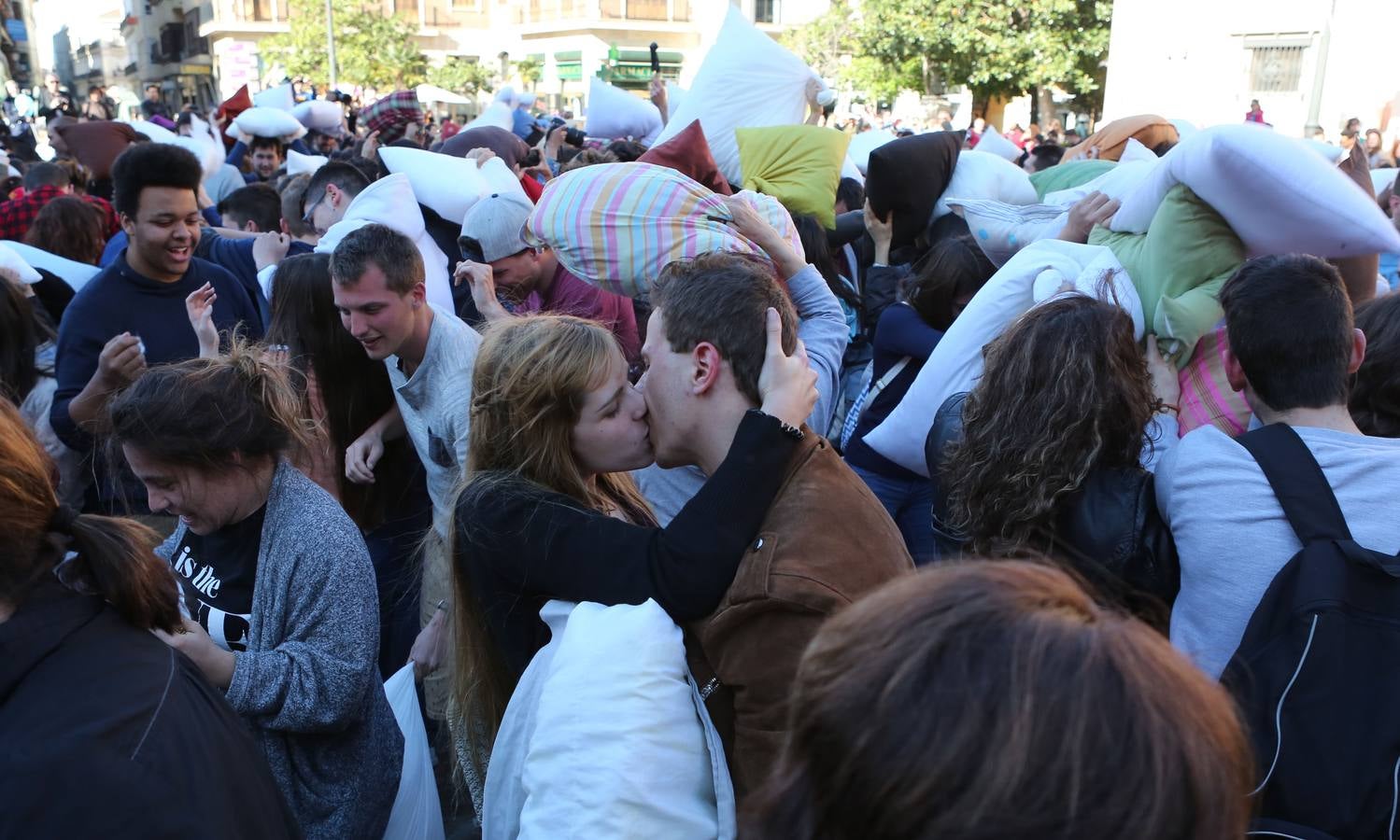 Guerra de almohadas en la plaza de la Virgen