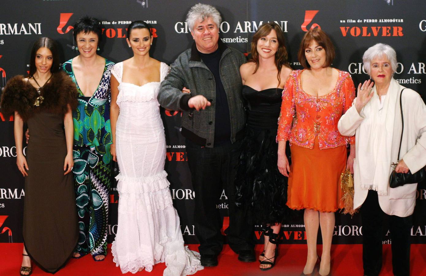 Junto al resto del reparto de 'Volver' y el director, Pedro Almodóvar, el día del estreno en 2006.