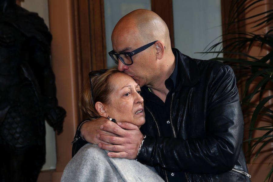 Rafael, hermano de Manolo Tena, y la viuda del cantante, en la capilla ardiente del músico.