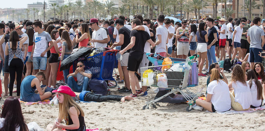 Los jóvenes trasladan la fiesta a la playa de San Juan