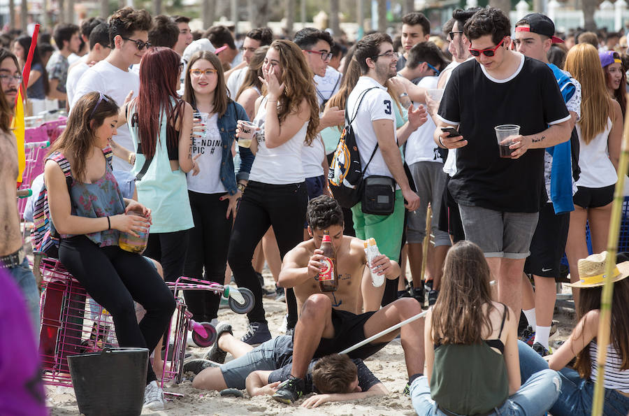 Los jóvenes trasladan la fiesta a la playa de San Juan