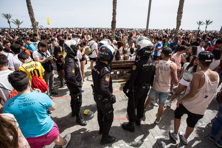 Los jóvenes trasladan la fiesta a la playa de San Juan