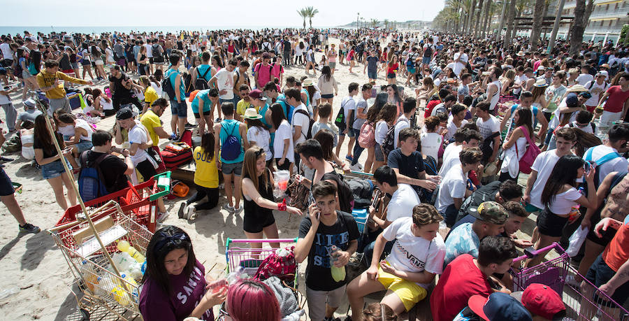 Los jóvenes trasladan la fiesta a la playa de San Juan