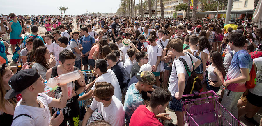 Los jóvenes trasladan la fiesta a la playa de San Juan