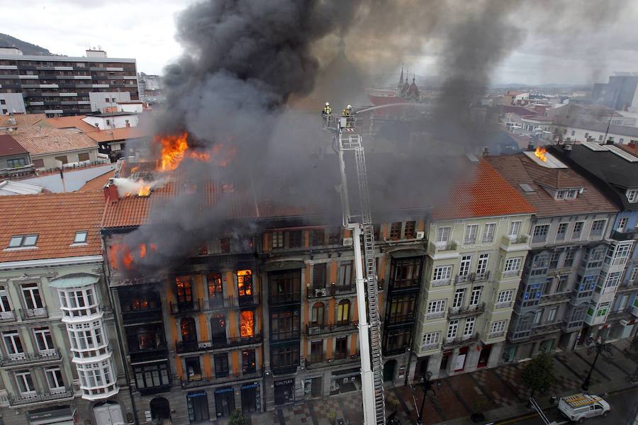 Espectacular incendio en Oviedo