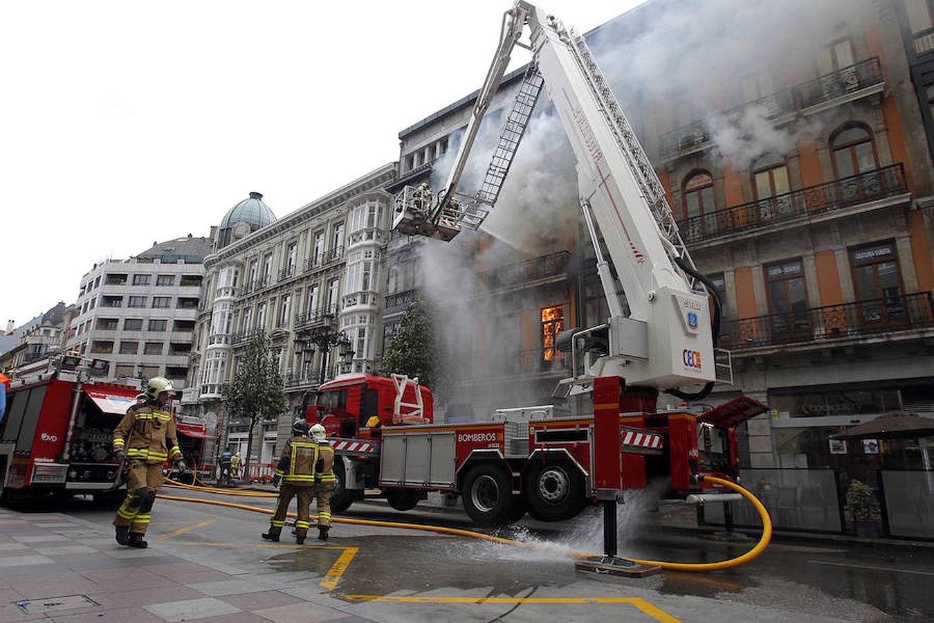 Espectacular incendio en Oviedo