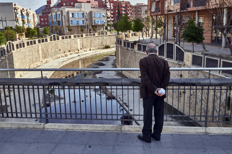 La CHS investiga un vertido de color rojo en el río Segura