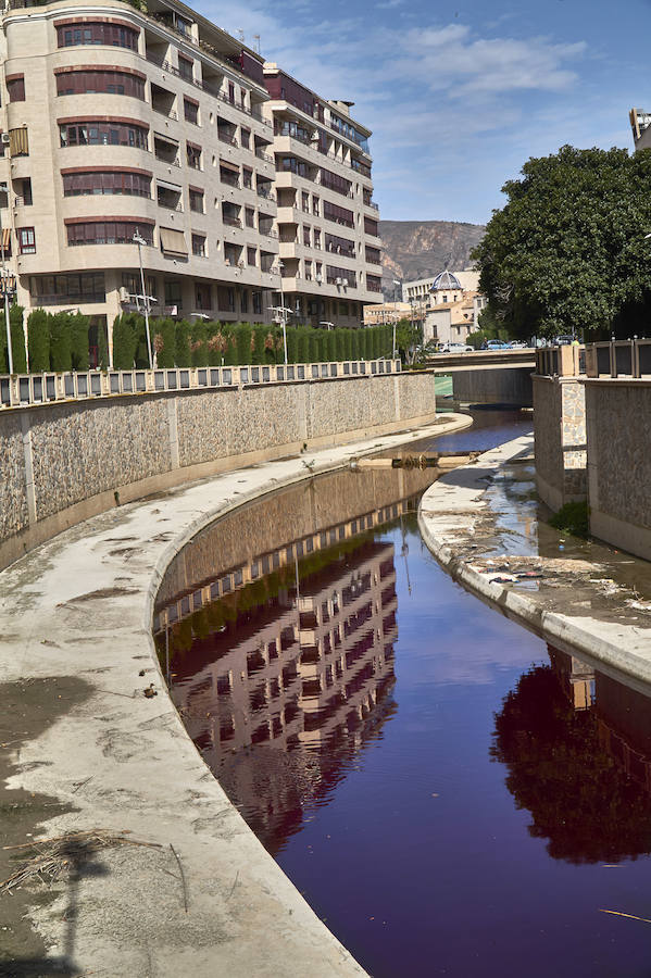 La CHS investiga un vertido de color rojo en el río Segura