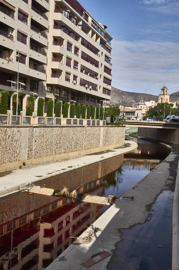 La CHS investiga un vertido de color rojo en el río Segura