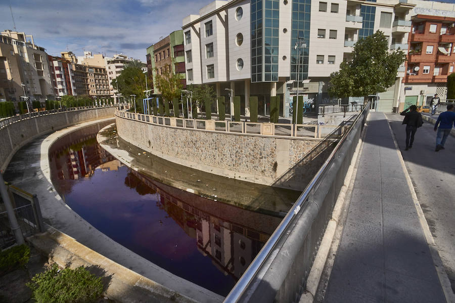 La CHS investiga un vertido de color rojo en el río Segura