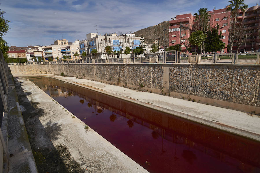 La CHS investiga un vertido de color rojo en el río Segura