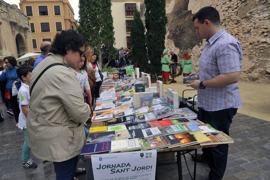 Flores y libros para animar el centro de Elche