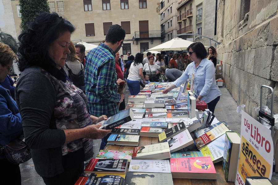 Flores y libros para animar el centro de Elche