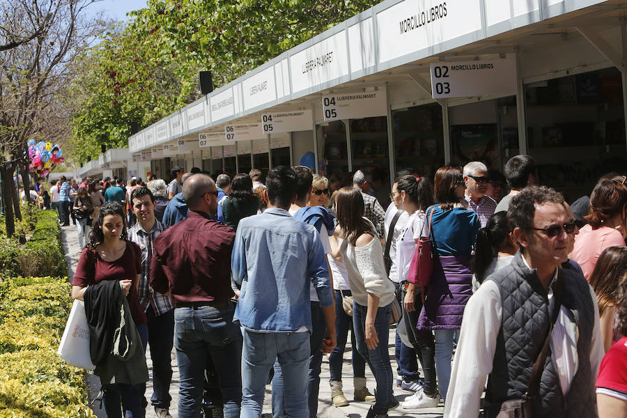 La Fira del Llibre registra el primer llenazo