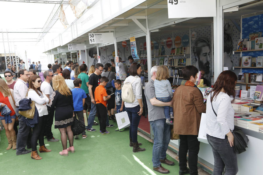 La Fira del Llibre registra el primer llenazo