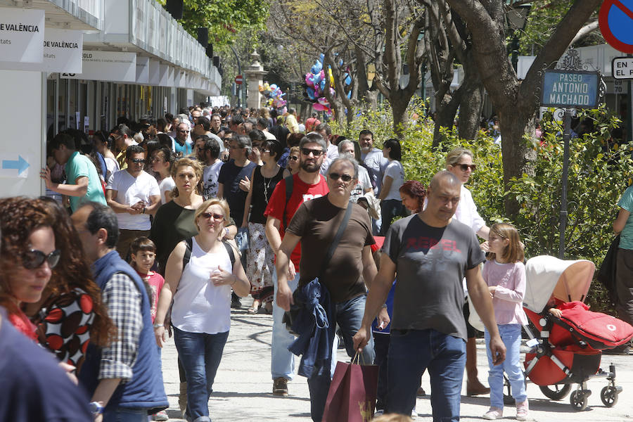 La Fira del Llibre registra el primer llenazo