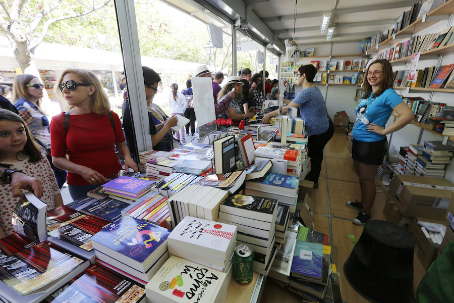 La Fira del Llibre registra el primer llenazo