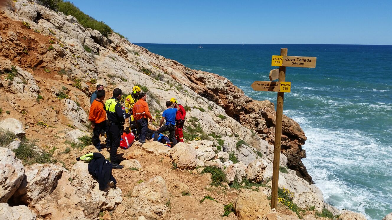 Rescatan con un helicóptero a un hombre herido en la Cova Tallada de Xàbia