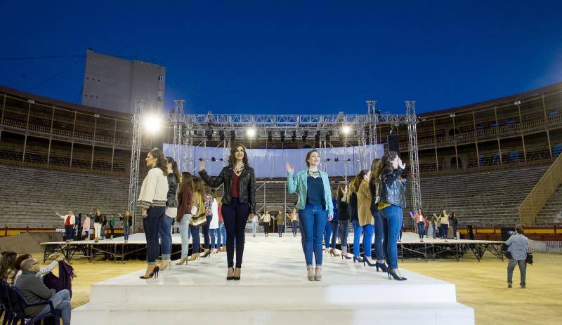 Ensayo de la Gala de Elección Adulta, con las candidatas vestidas con vaqueros