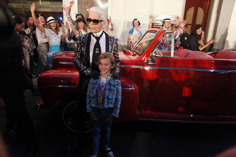 El diseñador Karl Lagerfeld posa antes del desfile.