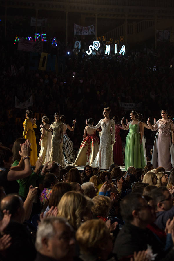 Noche de actuaciones y bailes en la Elección de la Bellea del Foc 2016