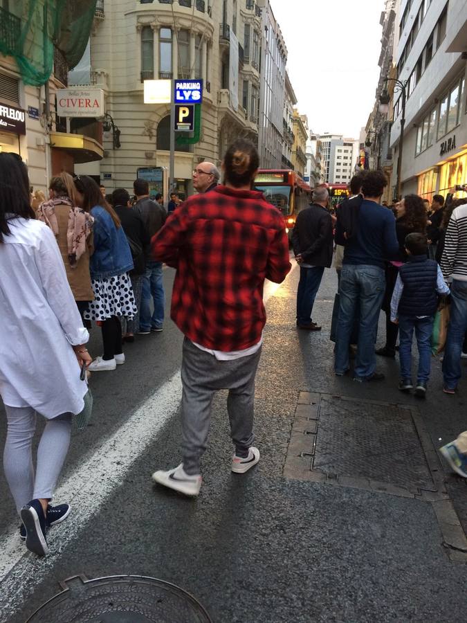 Una mujer corta el paso a un autobús y atasca el centro de Valencia