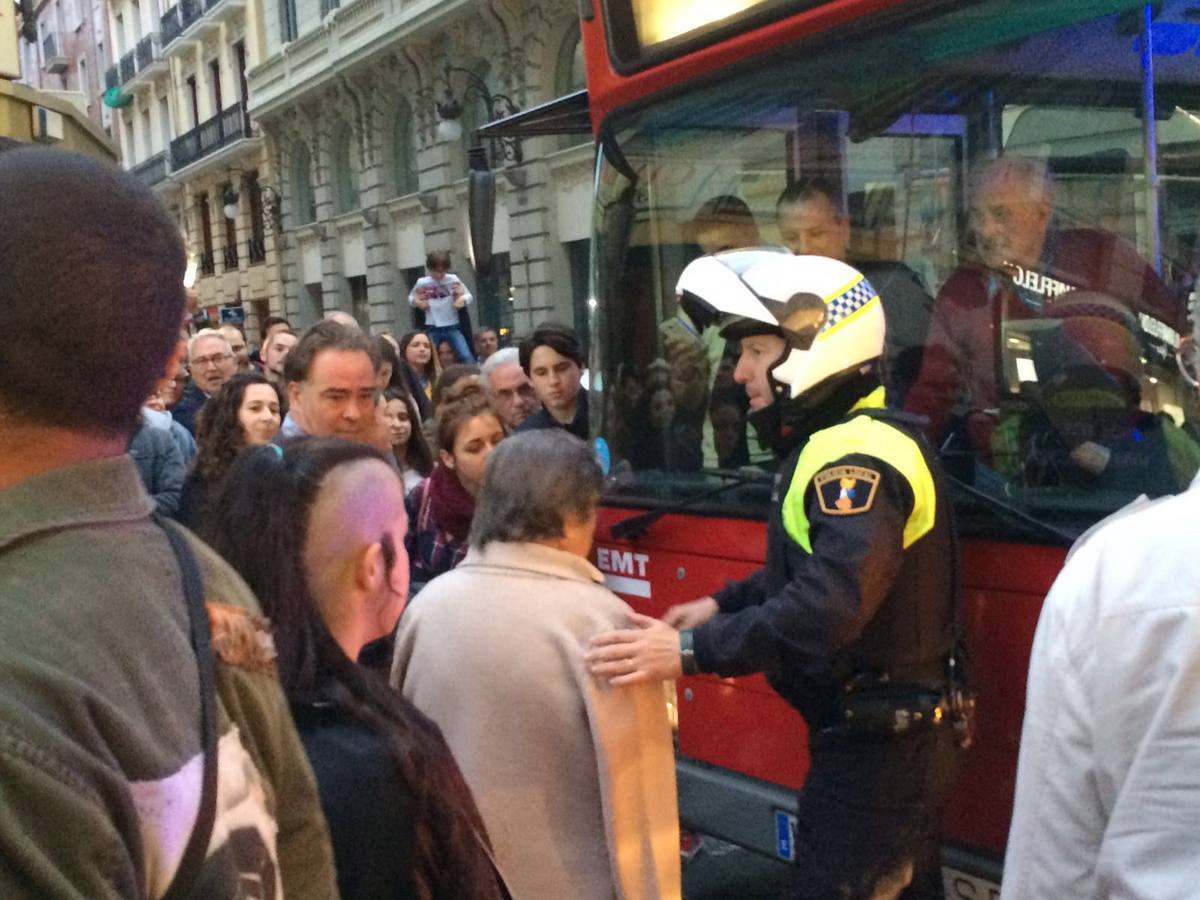 Una mujer corta el paso a un autobús y atasca el centro de Valencia