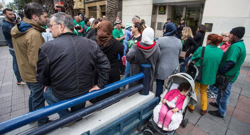 Protesta de la Plataforma Stop Desahucios en Alicante