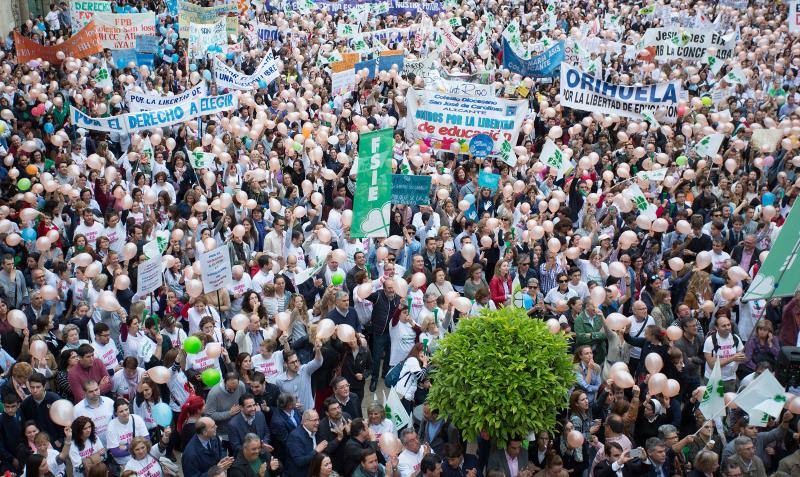 10.000 personas defienden la enseñanza concertada