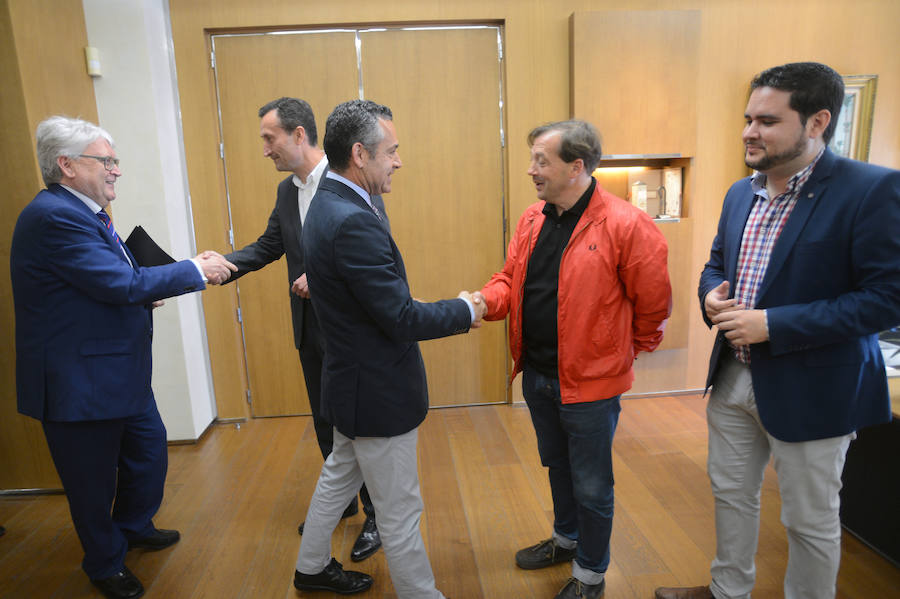 Diego García, presidente del Elche, se ha reunido con Carlos González