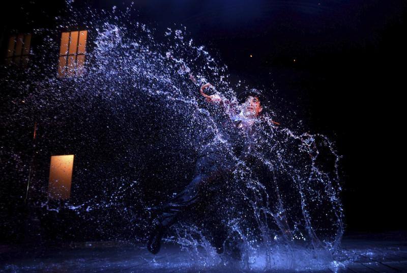 El actor australiano Adam Garcia actúa durante el pase a los medios del musical "Cantando Bajo la Lluvia" en el Teatro Her Majesty en Melbourne