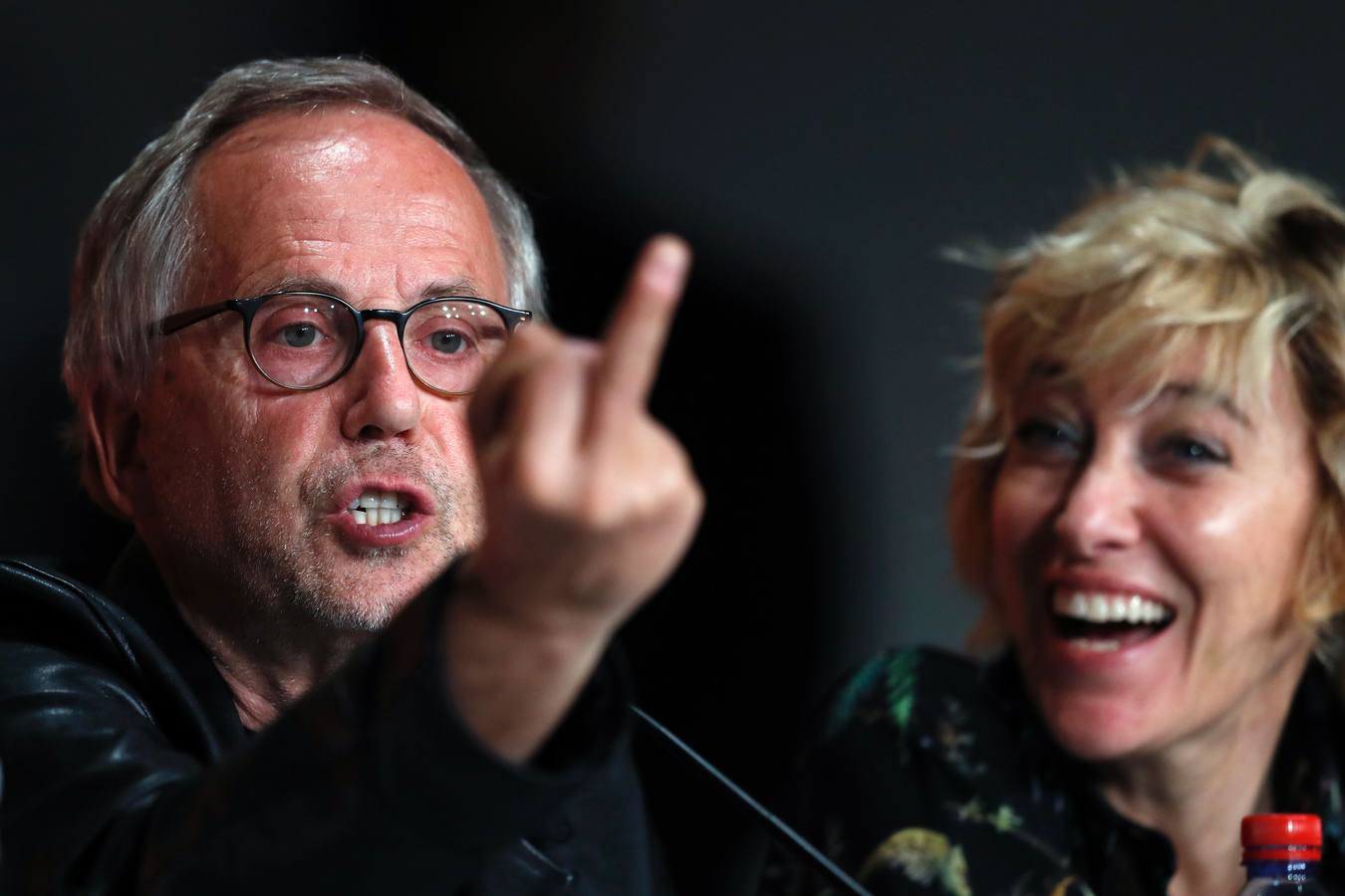 El actor francés Fabrice Luchini haciendo 'una peineta' durante la rueda de prensa sobre la película  'Ma Loute' ('Slack Bay') en el festival de Cannes.