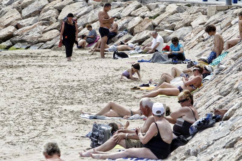 La playa de El Postiguet llena gracias a las altas temperaturas