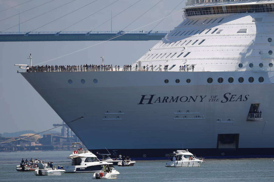 El Harmony of the Seas (Oasis 3) abandona el sitio astillero STX Les Chantiers de l' Atlantique en Saint- Nazaire, Francia.