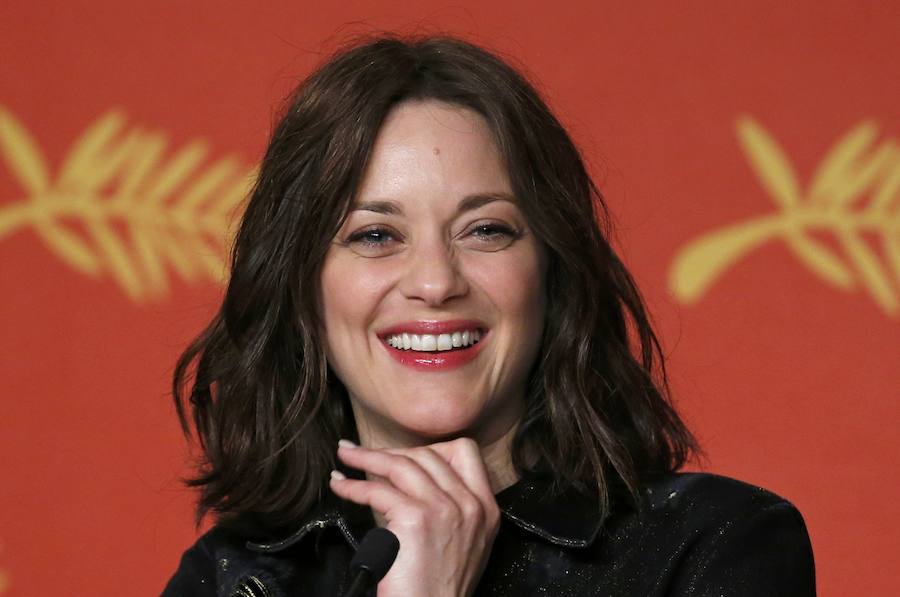 Marion Cotillard sonríe durante la rueda de prensa de la película 'Mal de pierres " (From the Land of the Moon) en el 69º Festival de Cine de Cannes.