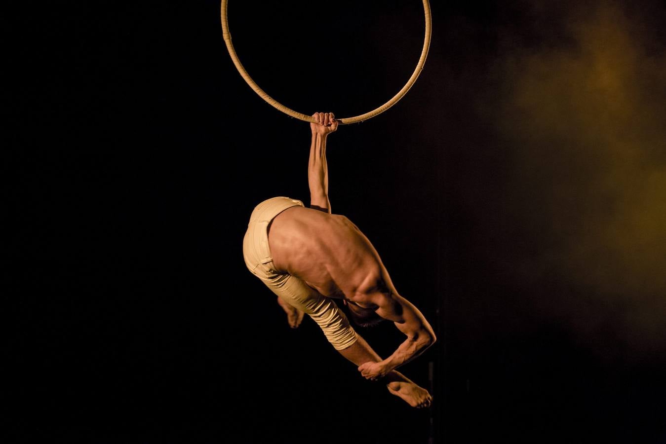 El ruso, Alexey Ishmaev, realiza una acrobacia durante el campeonato de trapecistas aéreos de Estados Unidos que se celebra el 15 de mayo de 2016 en Nueva York (Estados Unidos).