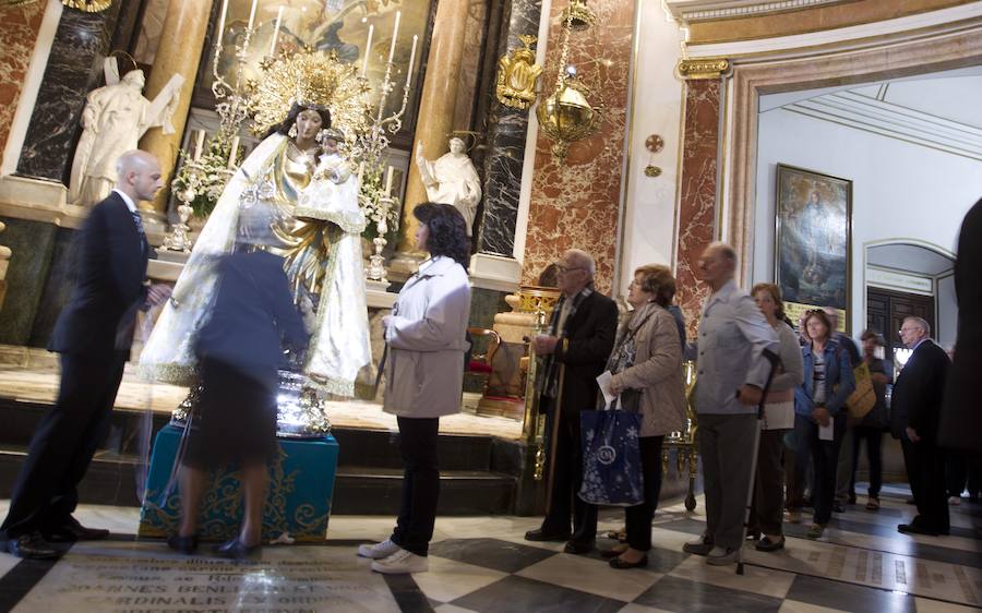 Fotos del Besamanos a la Virgen de los Desamparados (3)