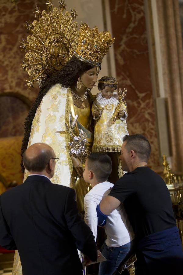 Fotos del Besamanos a la Virgen de los Desamparados (3)