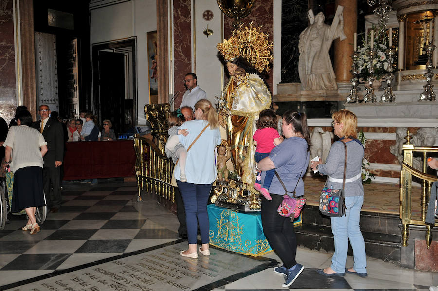 Fotos del Besamanos a la Virgen de los Desamparados (2)