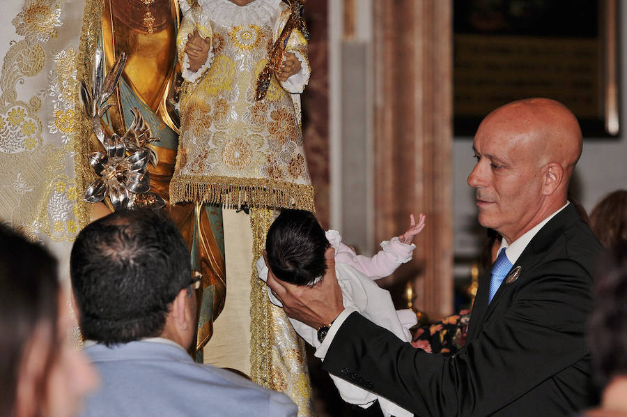 Fotos del Besamanos a la Virgen de los Desamparados (2)