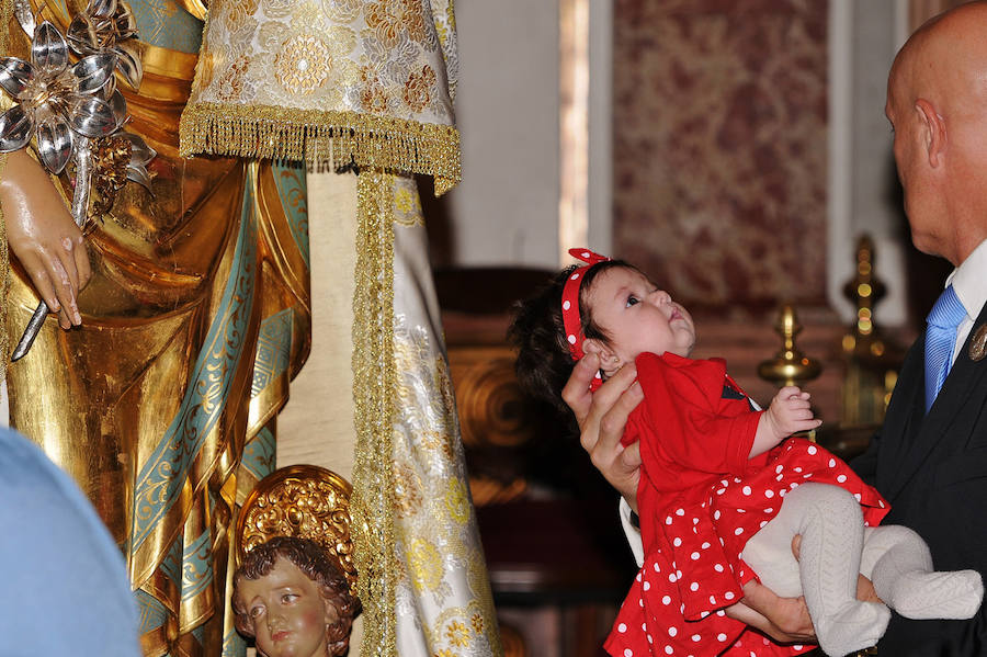 Fotos del Besamanos a la Virgen de los Desamparados (2)