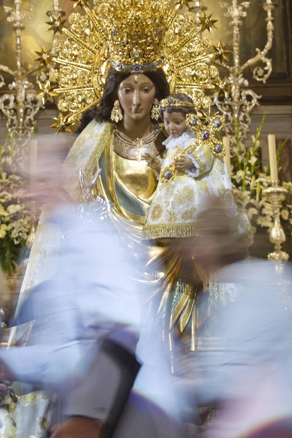 Fotos del Besamanos a la Virgen de los Desamparados (2)