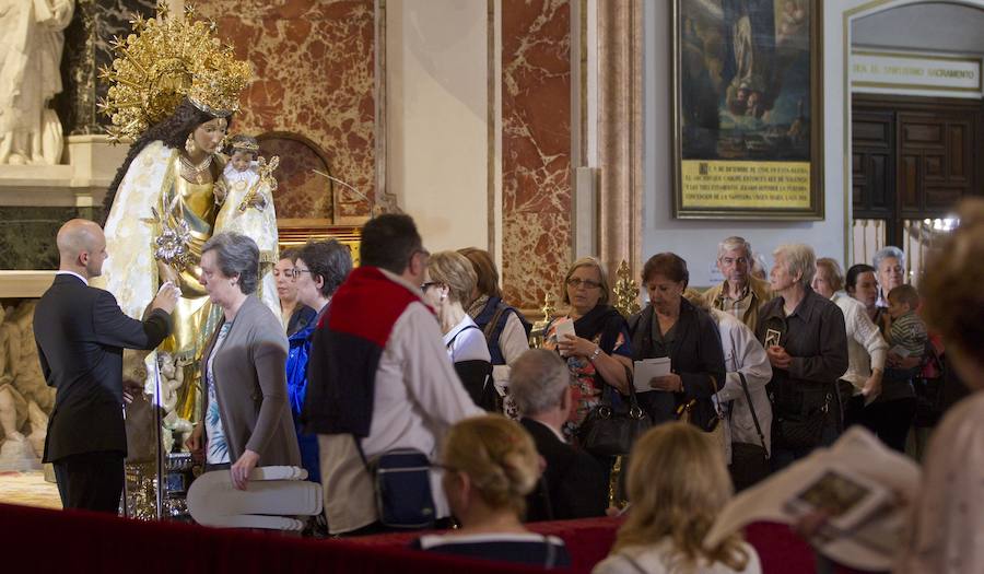 Fotos del Besamanos a la Virgen de los Desamparados (2)