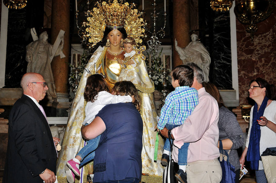 Fotos del Besamanos a la Virgen de los Desamparados