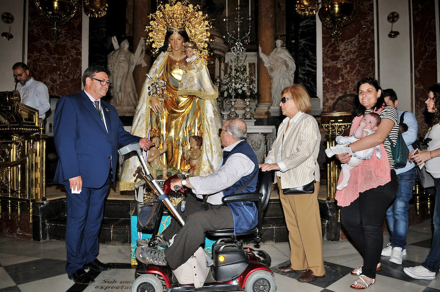 Fotos del Besamanos a la Virgen de los Desamparados