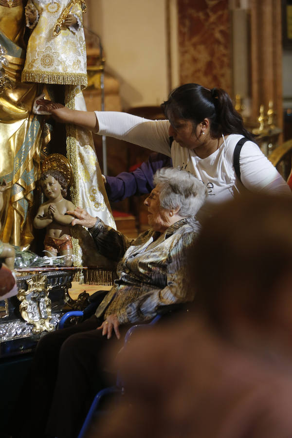 Fotos del Besamanos a la Virgen de los Desamparados