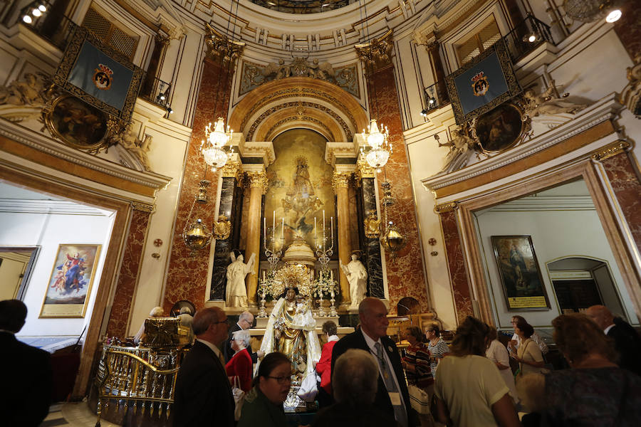 Fotos del Besamanos a la Virgen de los Desamparados