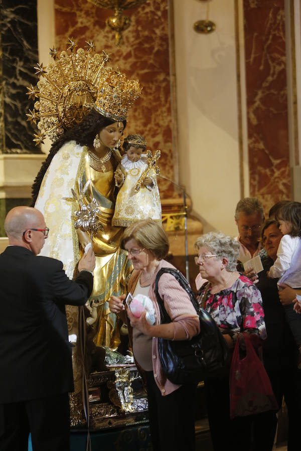 Fotos del Besamanos a la Virgen de los Desamparados