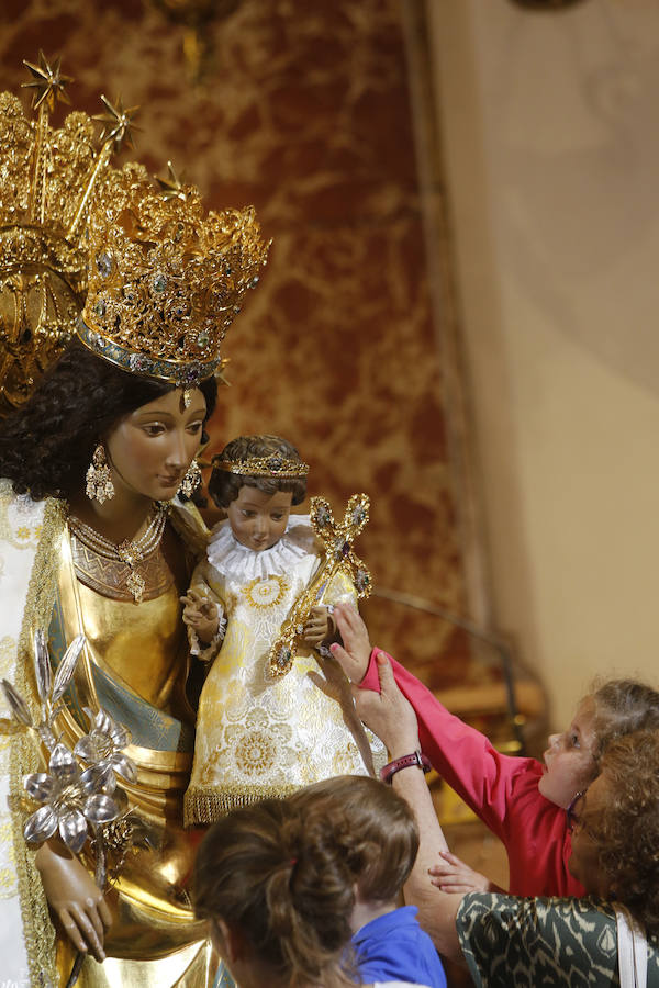 Fotos del Besamanos a la Virgen de los Desamparados