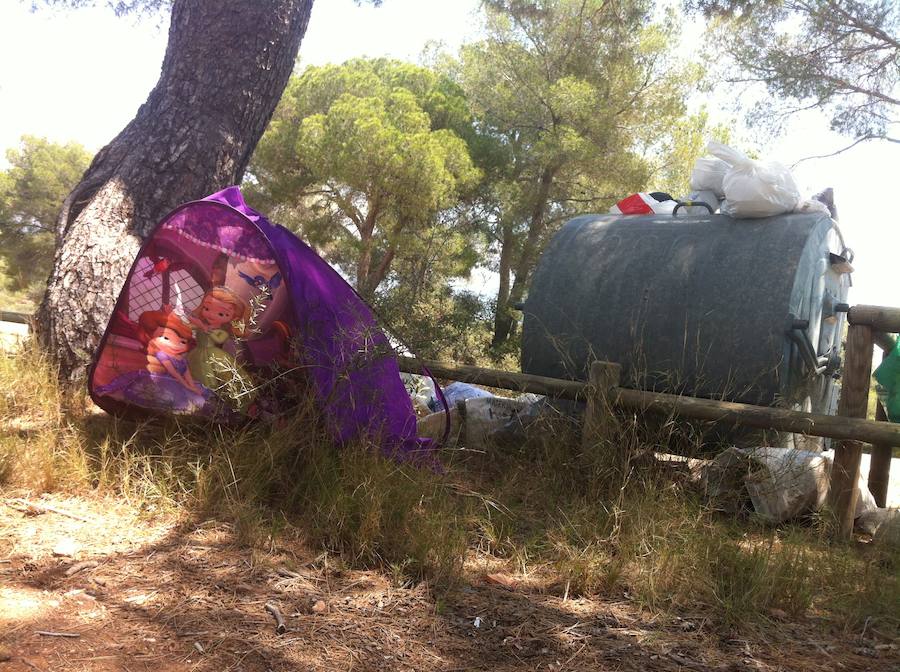 La basura se amontona en Calderona